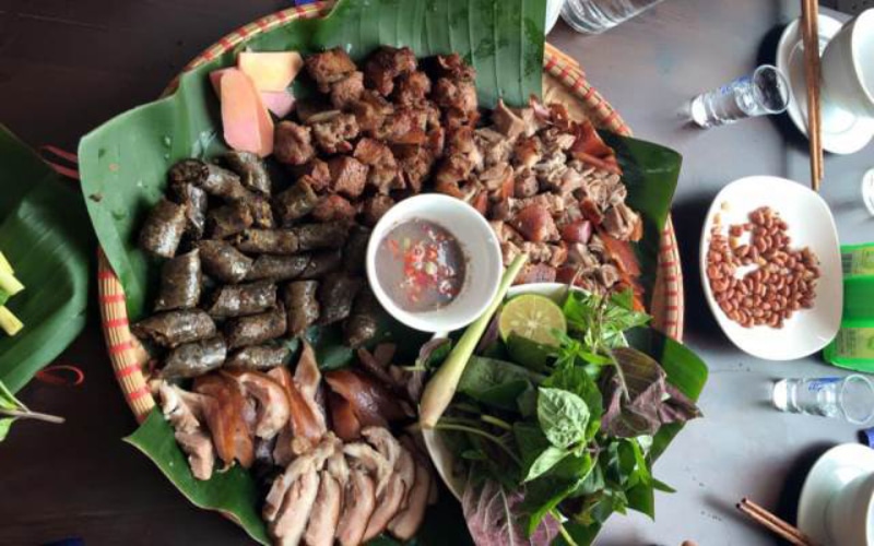 Mo-thay-an-thit-cho-o-dam-cuoi